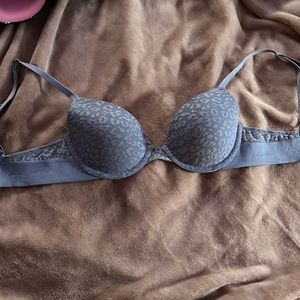 Victoria secrets PINK wear everywhere lightly lined t shirt bra wore once